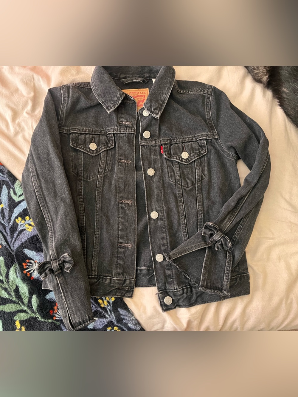 Levi's Women's Cropped Washed Black Denim Jacket